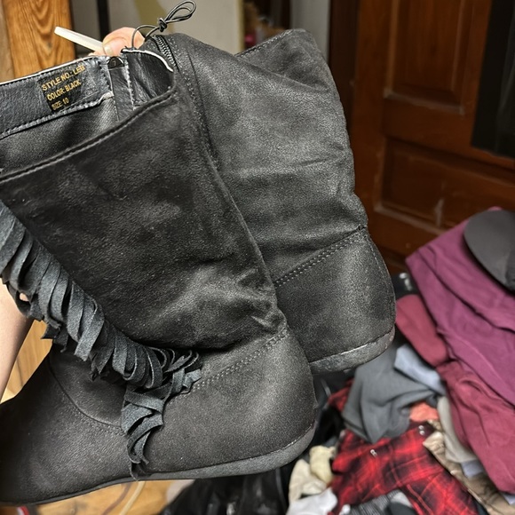 Brand new black boots with fringe - Picture 3 of 5